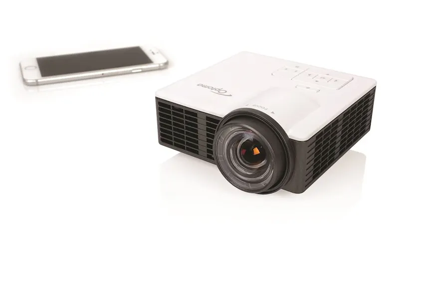 Optoma ML750ST mini beamer naast een smartphone, ter vergelijking van het formaat